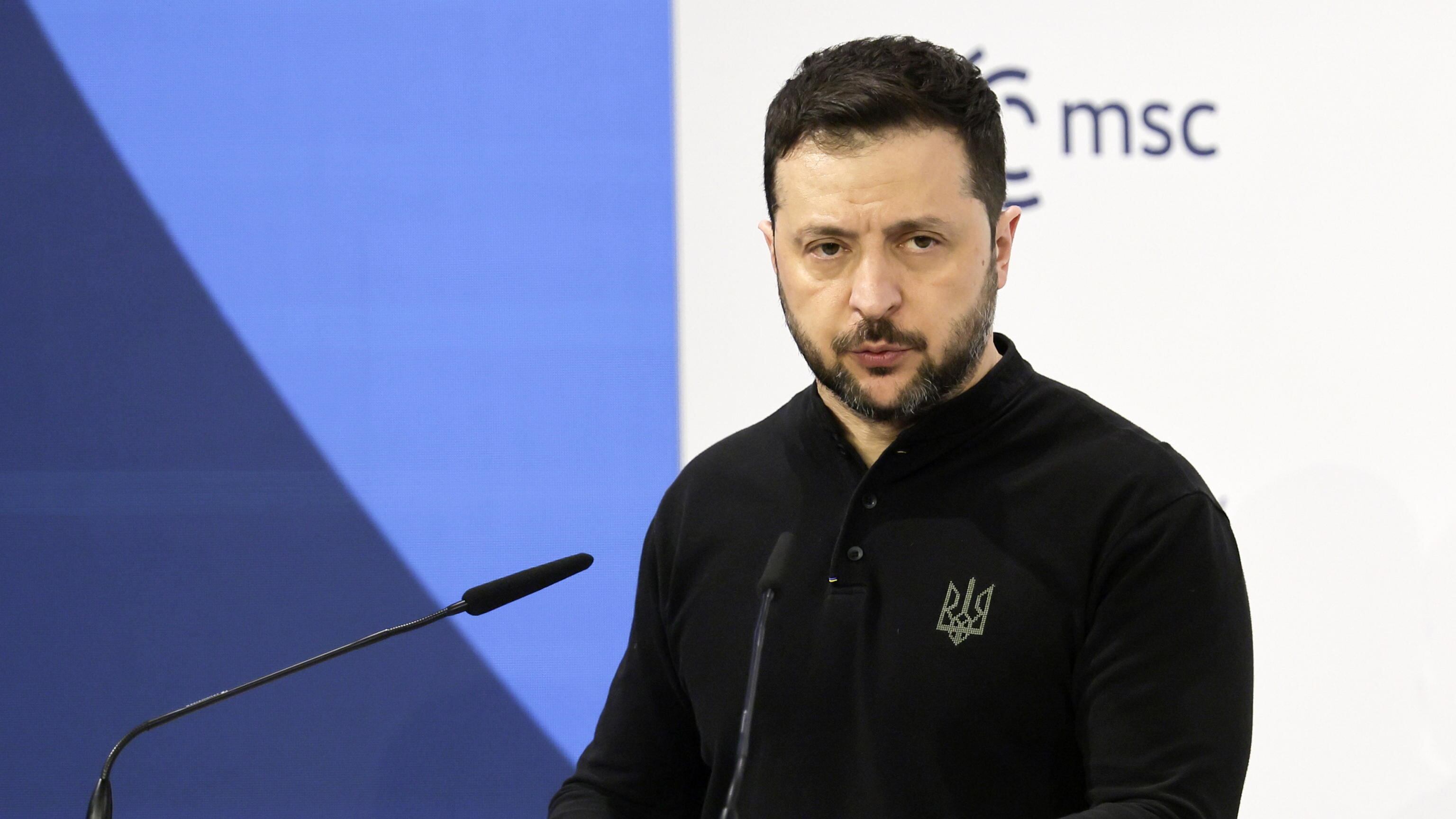 Allarme di Zelensky da Monaco: "Mosca sposta truppe ai confini di 3 Paesi Nato"