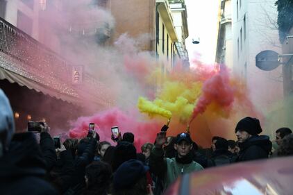 Gli studenti in corteo a Milano: alcuni indossano gilet gialli 4