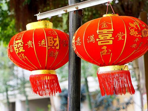 Cina obbliga islamici a mangiare carne suina per onorare il capodanno