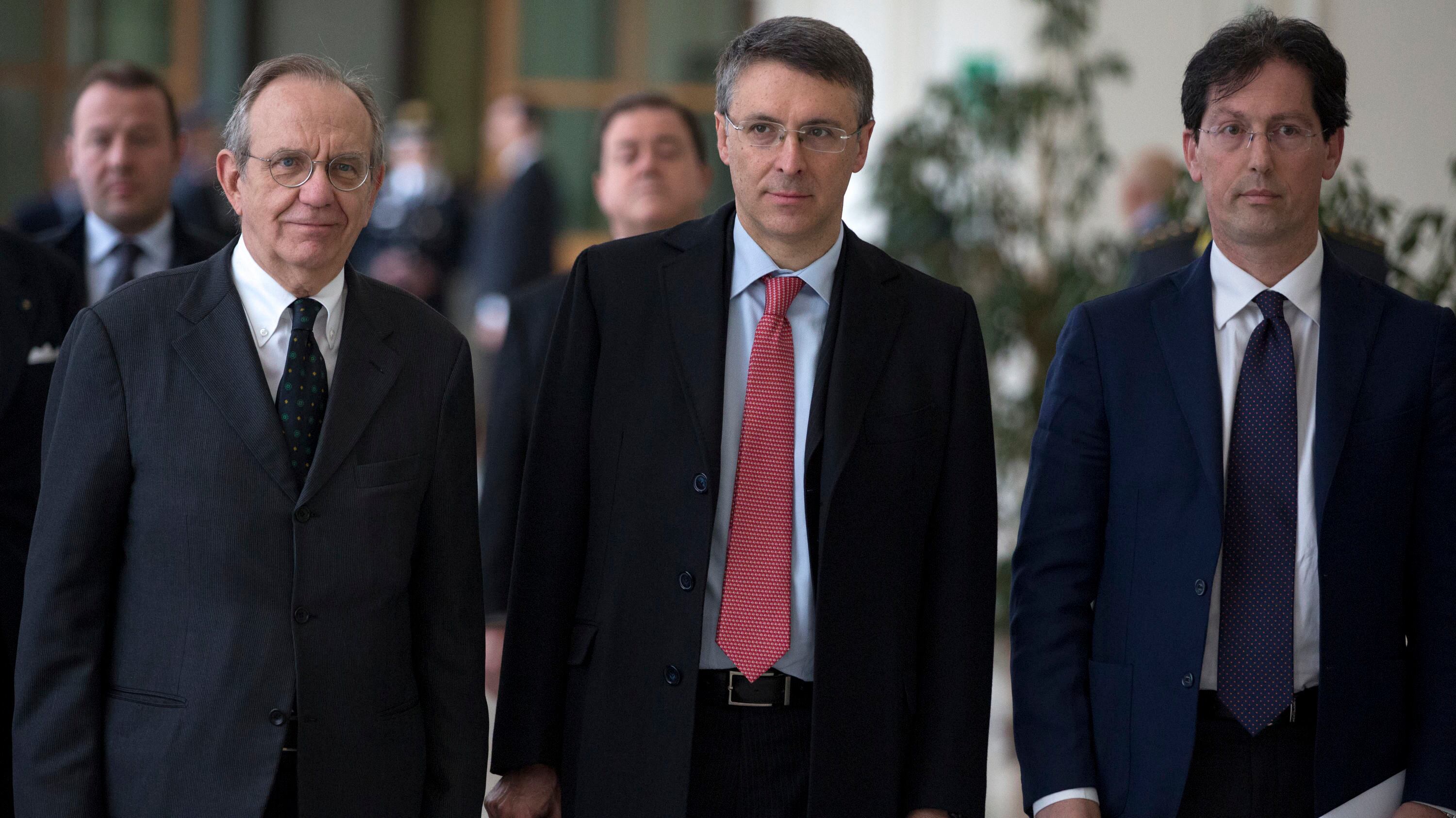 Pasticcio su Cantone Palazzo Chigi lo degrada poi cerca di rimediare