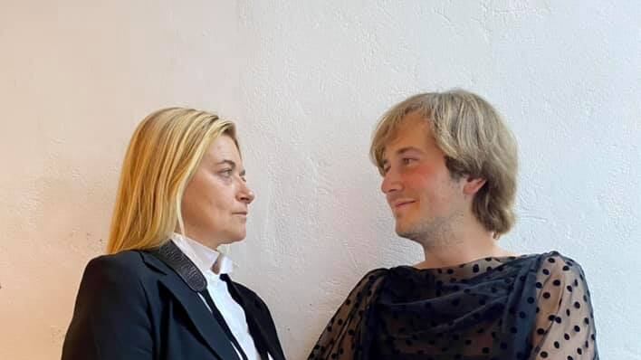 Il Pd le prova tutte: i candidati dem si scambiano i vestiti. È bufera