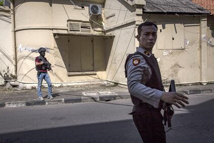 Indonesia, attacco alla polizia 12
