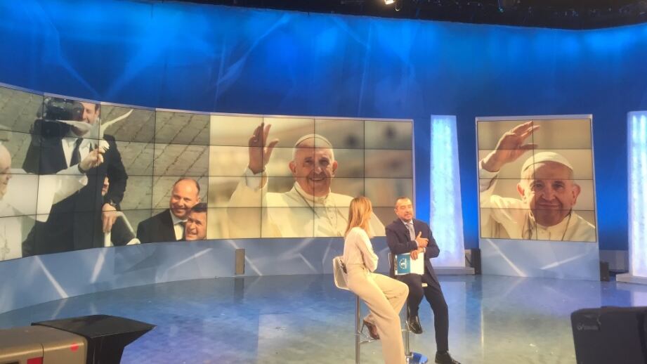 "Pronto? Sono Francesco". Il Papa chiama in diretta a Unomattina