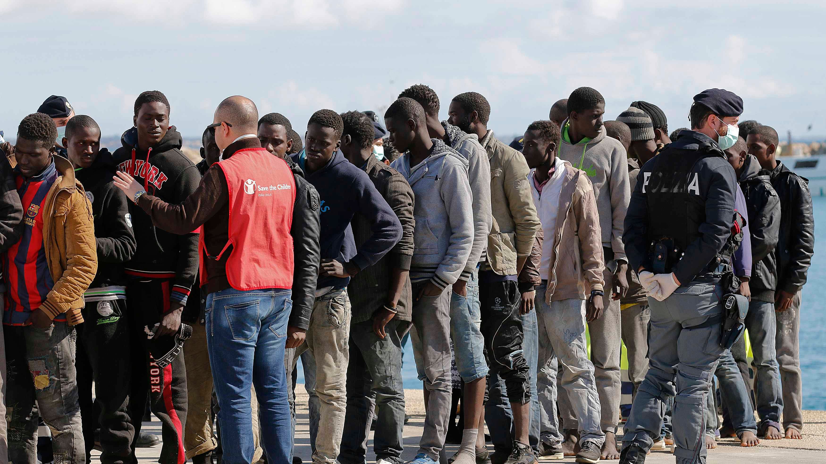 A Pozzallo arrivano altri 870 immigrati, ma nel centro c'è il caos