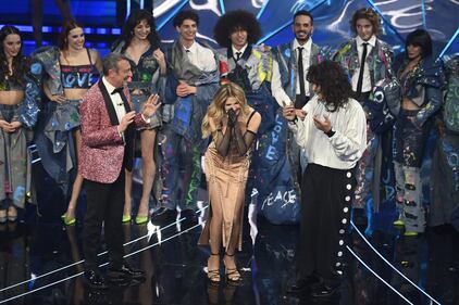 Sanremo 2024: ecco il look della quarta serata del Festival di conduttore, co-conduttrice e ospiti 10