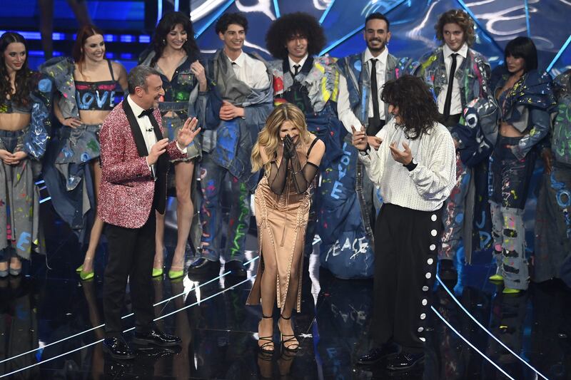 Sanremo 2024: ecco il look della quarta serata del Festival di conduttore, co-conduttrice e ospiti 10