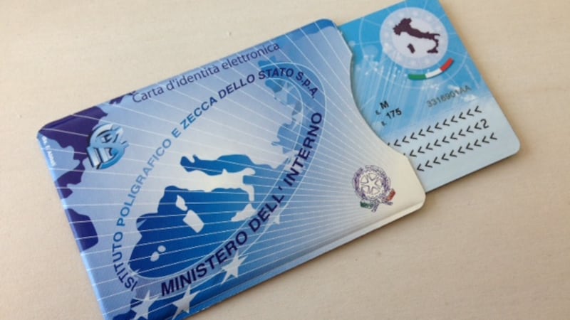 Carte d’identità manomesse e chip rubati: come funziona la nuova truffa e a cosa stare attenti