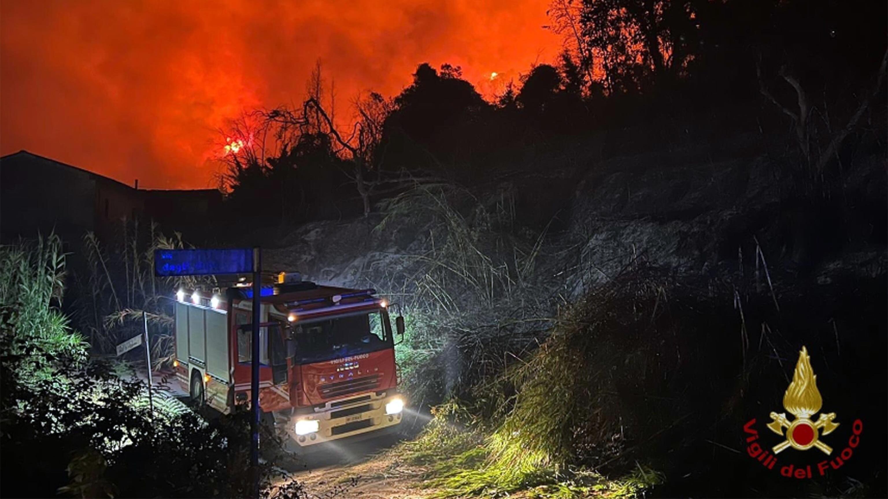 Incubo incendi: le fiamme devastano la Versilia e il Carso