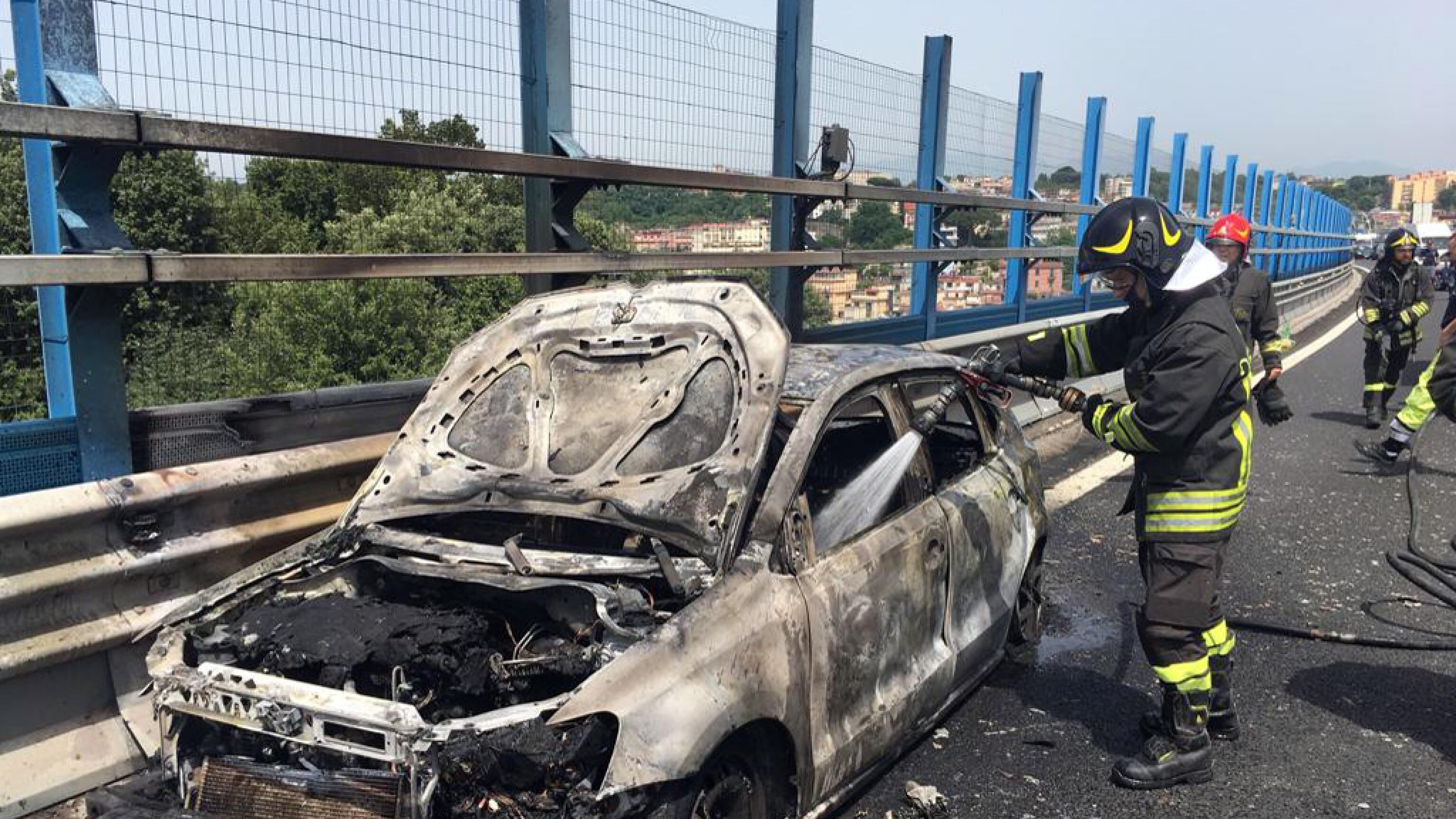 Auto prototipo esplosa, morto anche il tirocinante