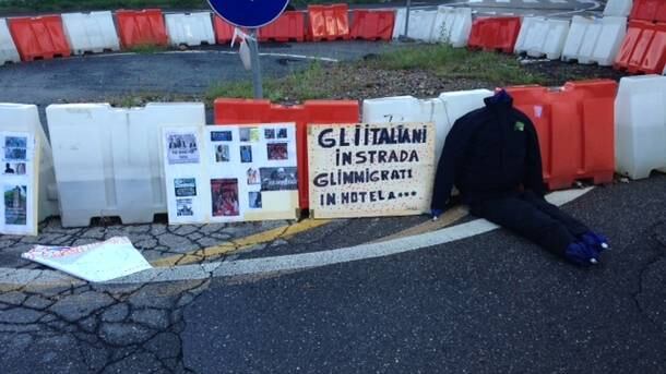 Manichini neri senza testa contro l'arrivo dei profughi
