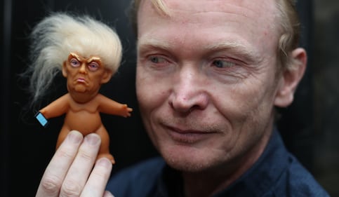 Dublino, in vendita bambola Troll raffigurante Donald Trump 6