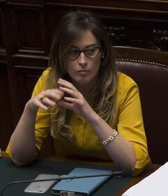 La Boschi in Aula attaccata al cellulare 1