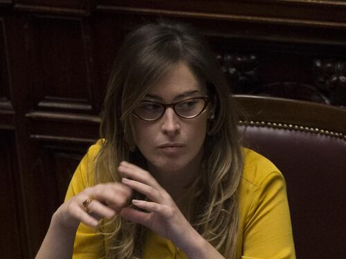 La Boschi in Aula attaccata al cellulare