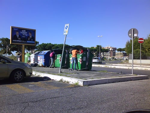 Roma sempre più degradata: ora i richiedenti asilo rovistano nei cassonetti