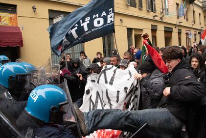 Centri sociali, anarchici e attivisti tentano di sfondare i cordoni di polizia: 30 identificati 3