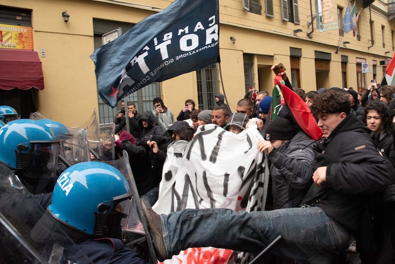 Centri sociali, anarchici e attivisti tentano di sfondare i cordoni di polizia: 30 identificati 3