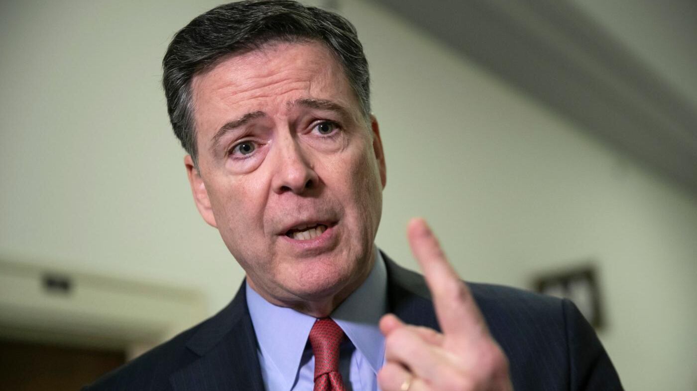 Minacce di morte a Trump, l'ex direttore dell'Fbi James Comey si è costituito