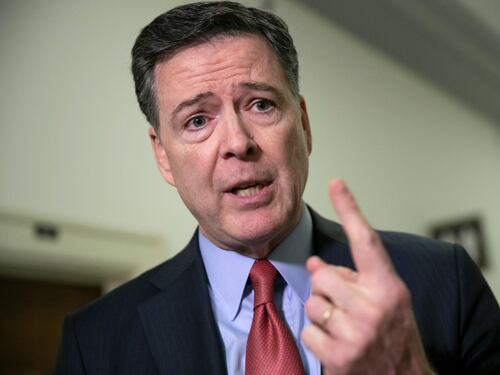 Minacce di morte a Trump, l'ex direttore dell'Fbi James Comey si è costituito