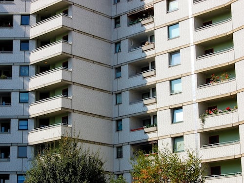 Odori “molesti” dal vicino: cosa fare se vivi in condominio