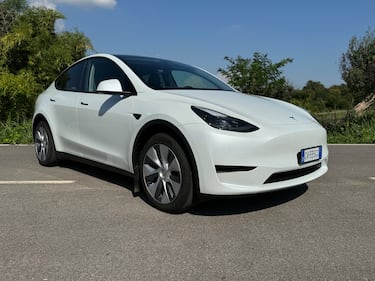 Tesla Model Y Long Range RWD: guarda la gallery del SUV elettrico super efficiente 15