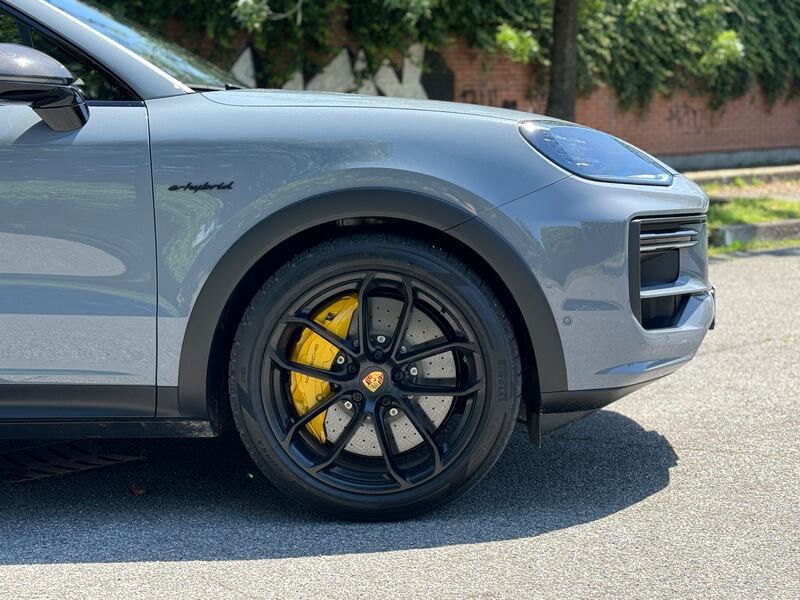 Porsche Cayenne Coupè GT: il video in pillole del super SUV ibrido da 740 CV 7