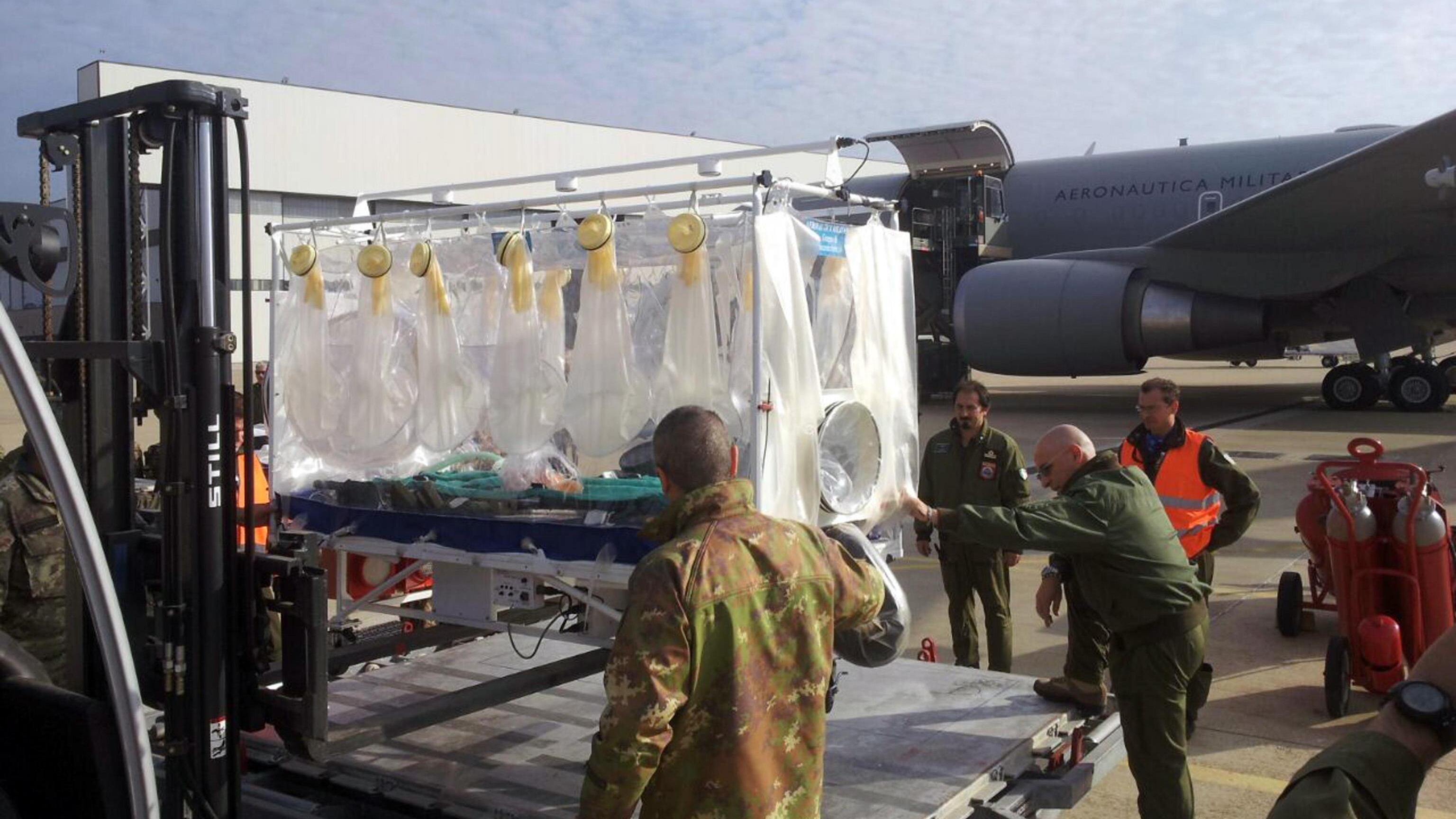 Ebola, atterrato a Roma il medico di Emergency contagiato