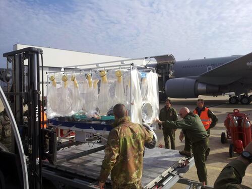 Ebola, atterrato a Roma il medico di Emergency contagiato