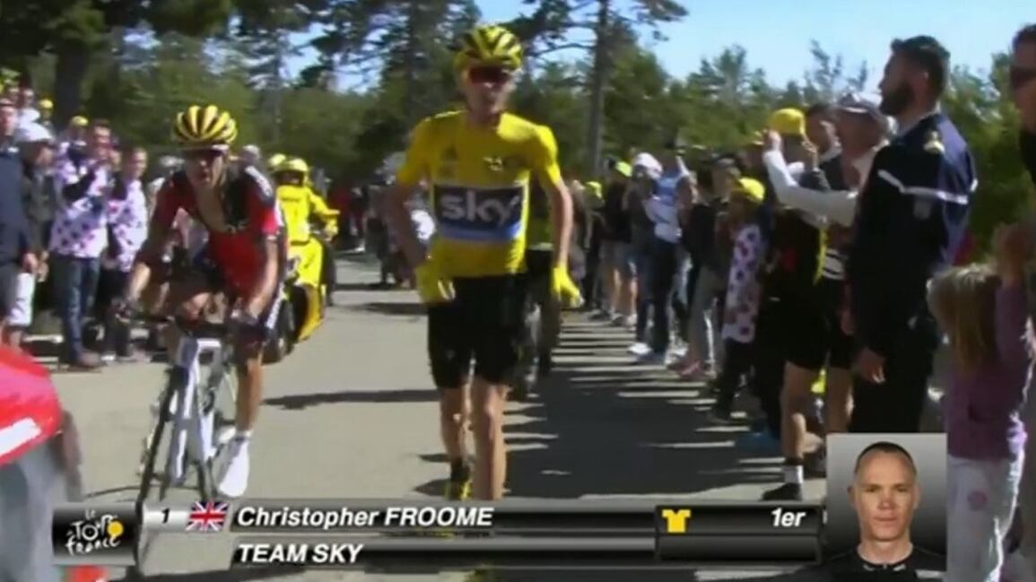 Pazzesco al Tour: Froome resta a piedi e perde la maglia. Ma la giuria azzera