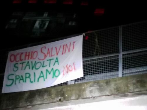 Striscione di minacce a Salvini: "Occhio, stavolta spariamo noi"