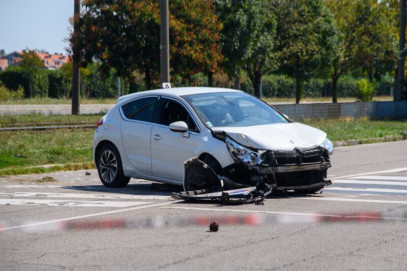 Incidente mortale in via Saponaro, Milano. Le immagini dell'auto rubata abbandonata dai pirati della strada 1