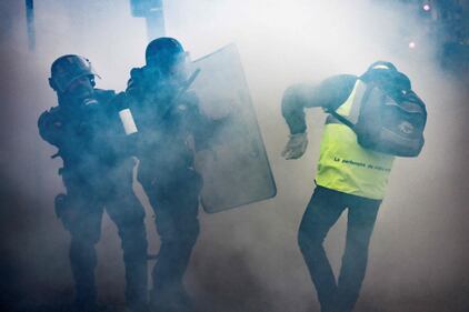 I gilet gialli assediano Parigi: ancora scontri con la polizia 7