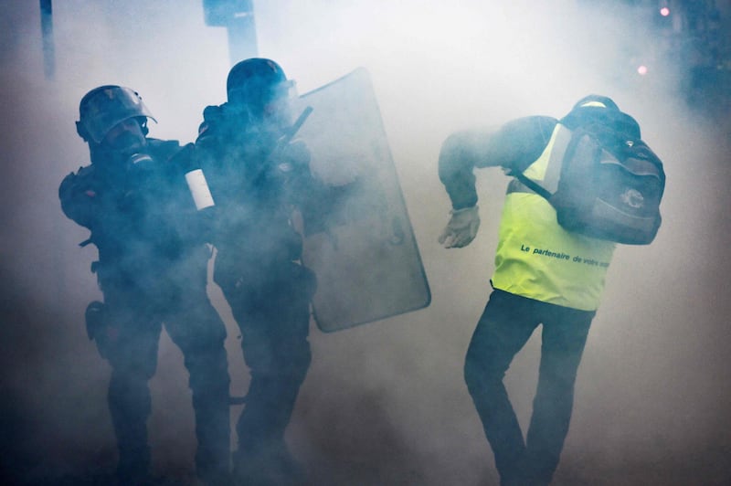 I gilet gialli assediano Parigi: ancora scontri con la polizia 7