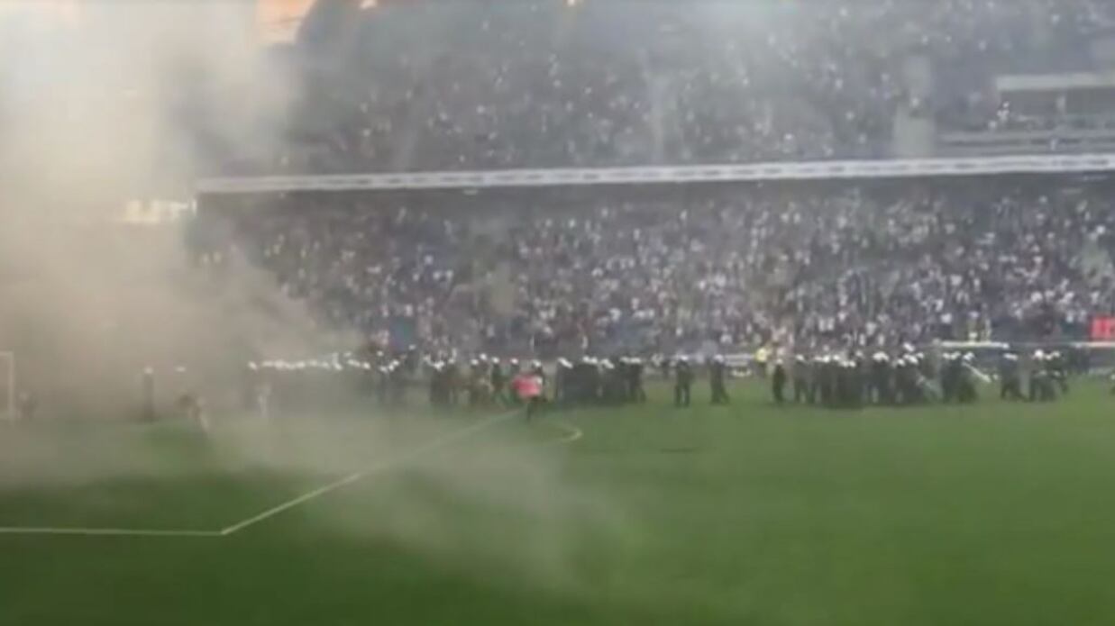 Polonia, follia degli ultras: fumogeni in campo e partita interrotta