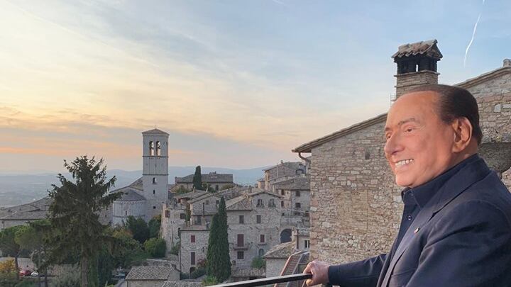 Berlusconi conquista Assisi e respinge l'Opa di Renzi