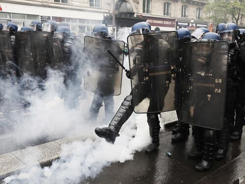 Primo Maggio di sangue. Molotov sulla polizia. A Parigi è guerra civile