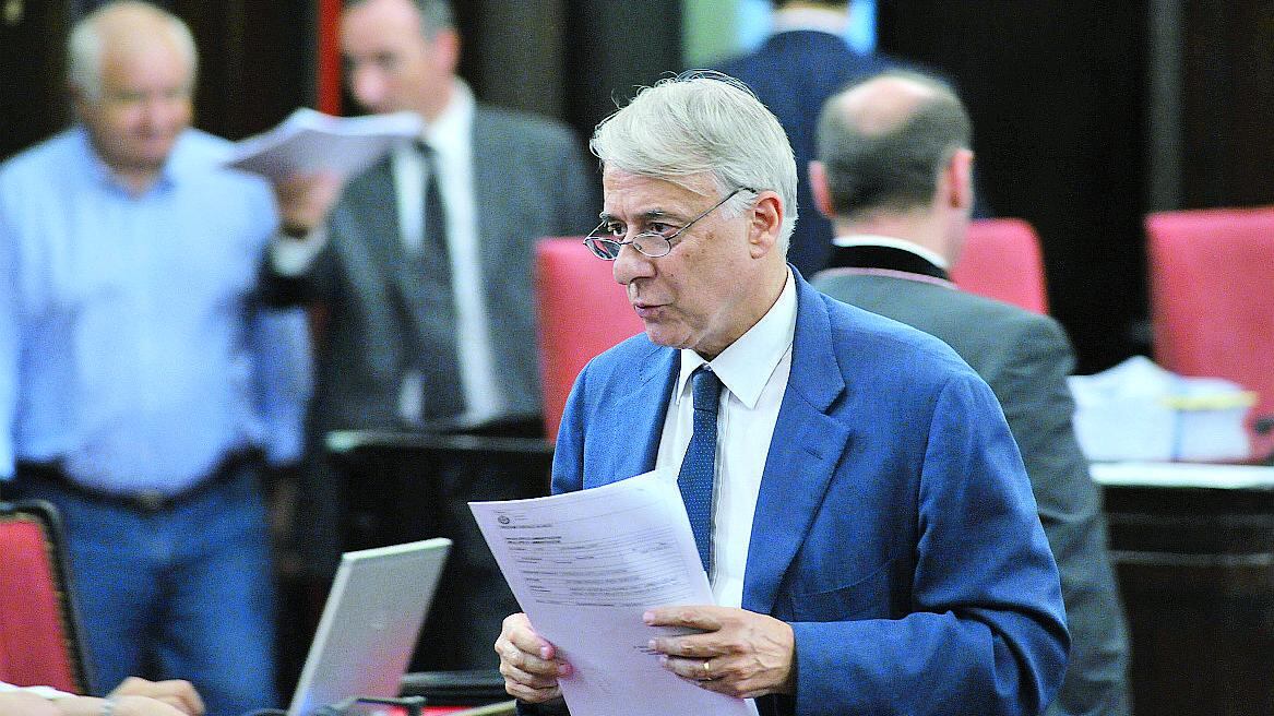 Incubo conti, Pisapia: «Non spendete»