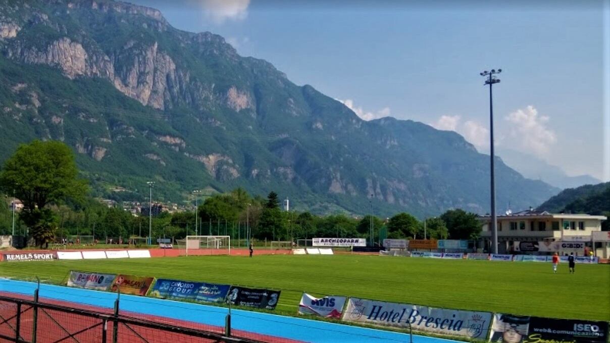 Prima la rissa, poi l'arbitra viene aggredita e chiusa nello stadio: cosa è accaduto