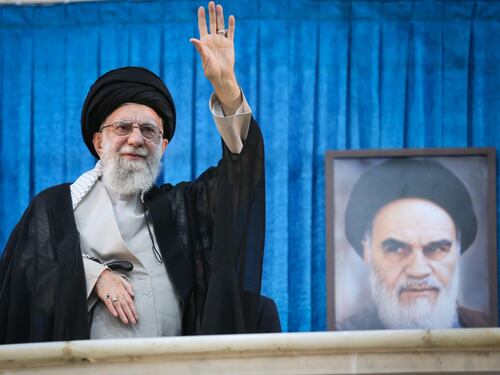 "Non scapperà a Mosca": così Khamenei cerca di sfuggire ai raid di Israele