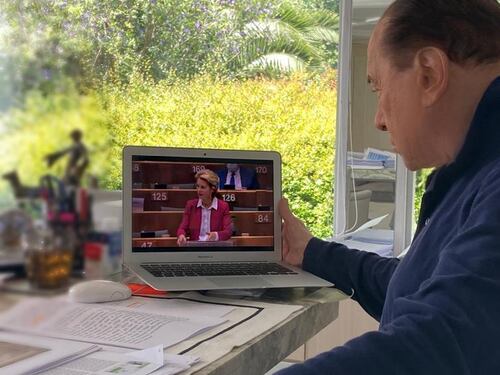 Il sì di Berlusconi al piano di aiuti della Ue. "Ora non sprechiamoli"