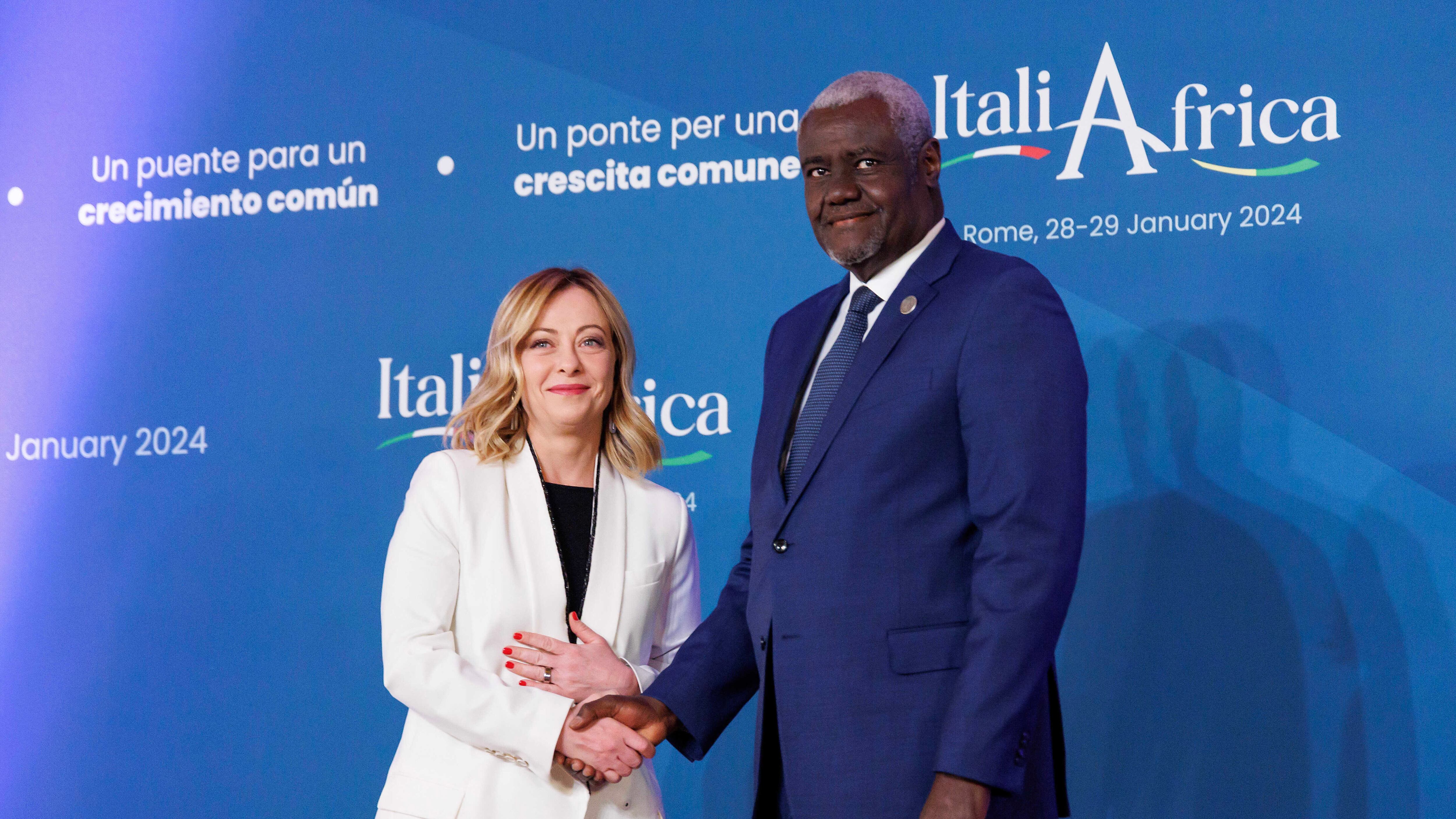 Vertice Italia-Africa, Meloni lancia il piano Mattei: "Garantire il diritto a non emigrare”