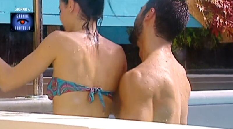 Grande Fratello 14, baci e nudi bollenti nell'idromassaggio 27