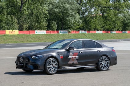 Velocità e adrenalina a bordo delle Mercedes-AMG 1