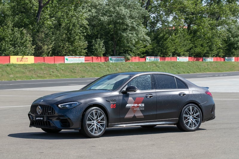 Velocità e adrenalina a bordo delle Mercedes-AMG 1