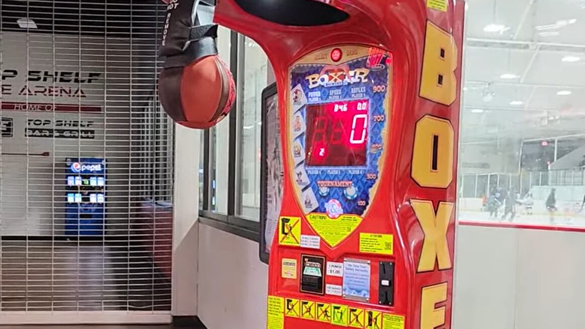 "È machista". Anche il tirapugni del luna park messo ko dal woke
