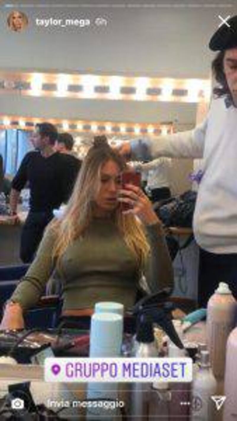 Taylor Mega è sexy dal parrucchiere