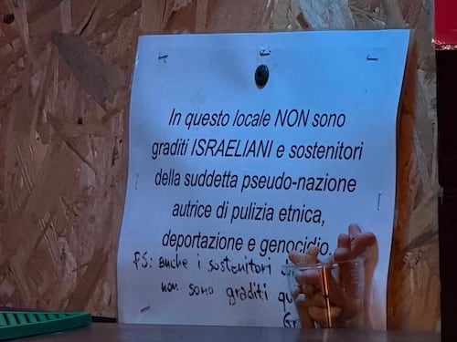 Il cartello choc poi la bufera social: “Israeliani non graditi”