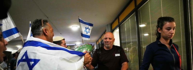 La cittadinanza omanita, la recente assunzione: chi è il copilota del volo Flydubai che non doveva volare su Israele