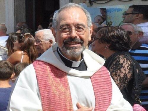 Lite per una confraternita, fedele accoltella il parroco