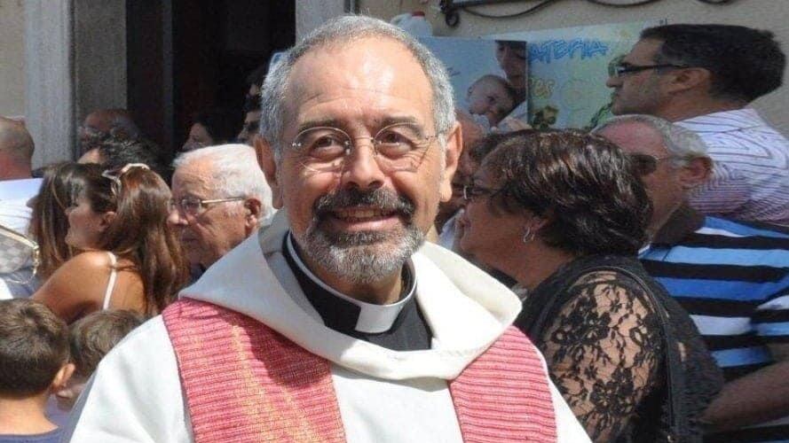 Lite per una confraternita, fedele accoltella il parroco