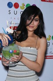 Kylie Jenner, seno in mostra su Instagram 11